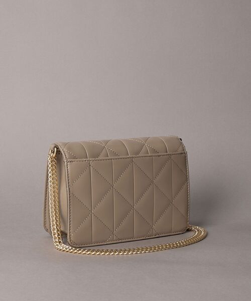 Calvin Klein（カルバン・クライン）の「クロスボディバッグ - キルティングチェーンバッグ（ハンドバッグ・レディース・ブラック/ベージュ・FREE）」の16枚目の写真