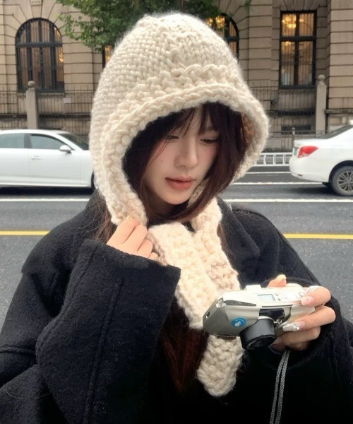 Vipoa（ヴィポア）の「Hand knit hooded balaclava（ネックウォーマー/スヌード・レディース・ブラック/アイボリー/レッド/ブルー/グレー・FREE）」の21枚目の写真