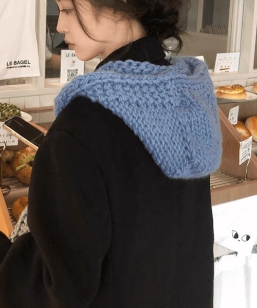 Vipoa（ヴィポア）の「Hand knit hooded balaclava（ネックウォーマー/スヌード・レディース・ブラック/アイボリー/レッド/ブルー/グレー・FREE）」の6枚目の写真