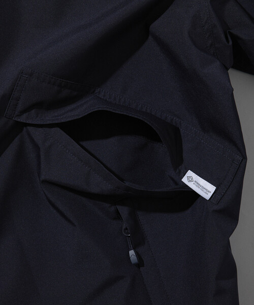 +phenix（プラスフェニックス）の「+phenix/プラスフェニックス 別注 GORE-TEX WINDSTOPPER SHORT MODS COAT/ゴアテックス ウインドストッパー ショートモッズコート（ブルゾン・メンズ・ブラック/オリーブ/ネイビー・SMALL/LARGE/MEDIUM）」の9枚目の写真