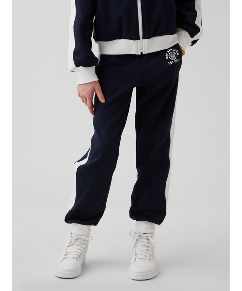 GAP(ギャップ)の「Athleticロゴ トラックジョガーパンツ (キッズ)(スウェットパンツ・キッズ・ベージュ/ネイビー・160cm/150cm/140cm/120cm/130cm/110cm)」の6枚目の写真