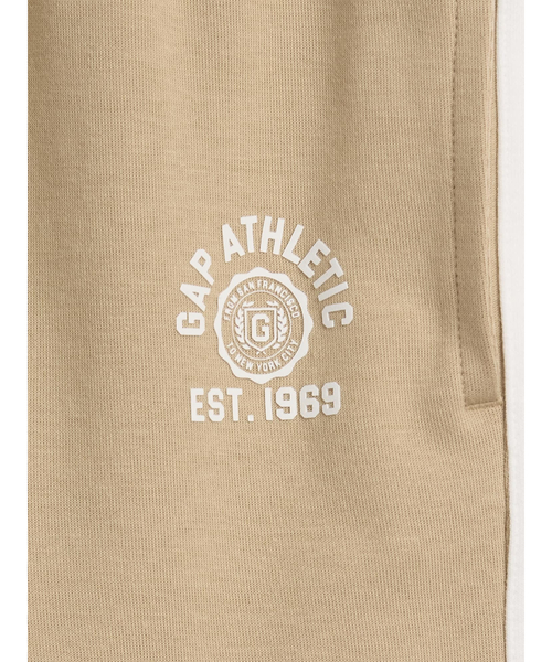 GAP(ギャップ)の「Athleticロゴ トラックジョガーパンツ (キッズ)(スウェットパンツ・キッズ・ベージュ/ネイビー・160cm/150cm/140cm/120cm/130cm/110cm)」の7枚目の写真