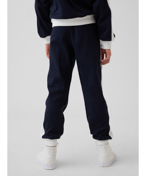 GAP(ギャップ)の「Athleticロゴ トラックジョガーパンツ (キッズ)(スウェットパンツ・キッズ・ベージュ/ネイビー・160cm/150cm/140cm/120cm/130cm/110cm)」の8枚目の写真