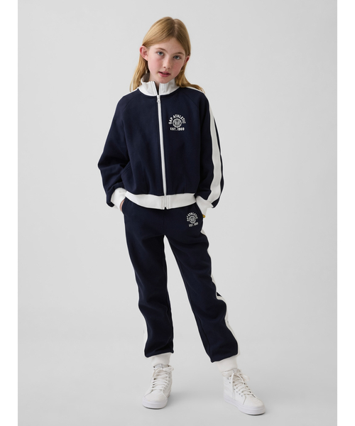 GAP(ギャップ)の「Athleticロゴ トラックジョガーパンツ (キッズ)(スウェットパンツ・キッズ・ベージュ/ネイビー・160cm/150cm/140cm/120cm/130cm/110cm)」の3枚目の写真