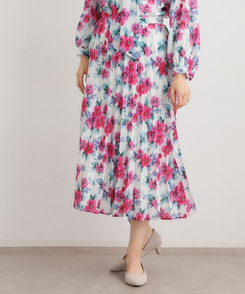 LAURA ASHLEY(ローラアシュレイ)の「【手洗い可/同柄アイテムあり】フリーサム ヘイズ柄 プリーツスカート(スカート・レディース・ホワイト系3/ブルー系5・38/40)」の1枚目の写真