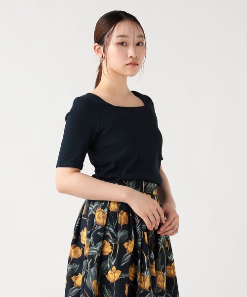 BEAMS HEART（ビームスハート）の「メタルチャーム スクエアネック Tシャツ（Tシャツ/カットソー・レディース・オフホワイト/ネイビー/グリーン/ブラウン・FREE）」の4枚目の写真