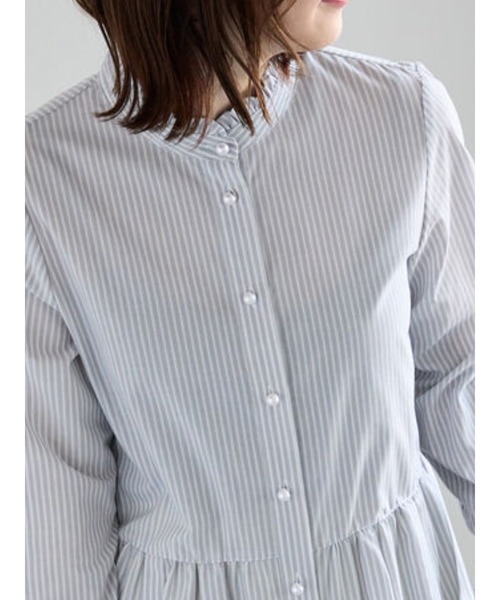 Te chichi（テチチ）の「パール釦スタンドフリルペプラムブラウス（シャツ/ブラウス・レディース・グレー/オフホワイト/サックスブルー/ピンク・F）」の3枚目の写真