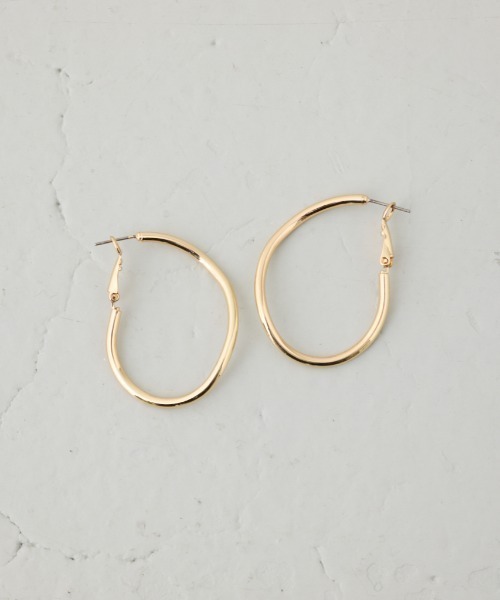 AZUL by moussy(アズールバイマウジー)の「ニュアンスカーブビッグフープピアス(ピアス(両耳用)・レディース・ゴールド系その他/シルバー・FREE)」の2枚目の写真