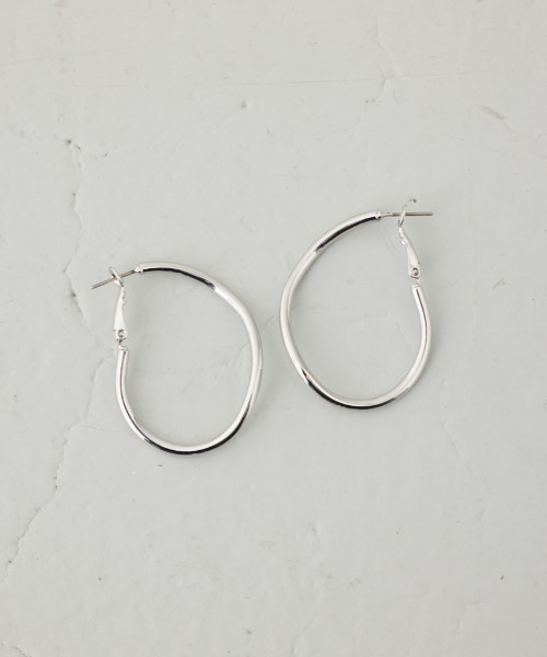 AZUL by moussy(アズールバイマウジー)の「ニュアンスカーブビッグフープピアス(ピアス(両耳用)・レディース・ゴールド系その他/シルバー・FREE)」の1枚目の写真