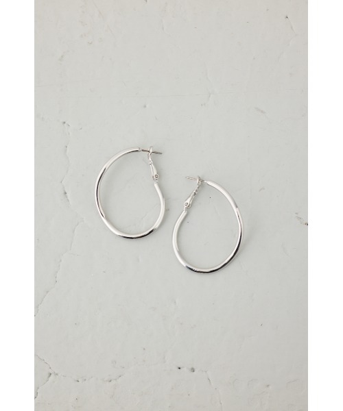 AZUL by moussy(アズールバイマウジー)の「ニュアンスカーブビッグフープピアス(ピアス(両耳用)・レディース・ゴールド系その他/シルバー・FREE)」の4枚目の写真