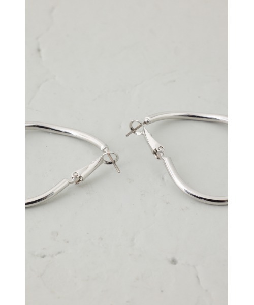 AZUL by moussy(アズールバイマウジー)の「ニュアンスカーブビッグフープピアス(ピアス(両耳用)・レディース・ゴールド系その他/シルバー・FREE)」の6枚目の写真