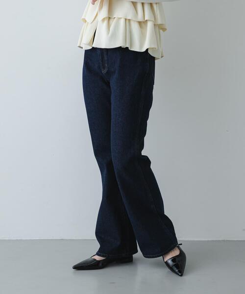 SENSE OF PLACE by URBAN RESEARCH(センスオブプレイスバイアーバンリサーチ)の「セミフレアデニム(デニムパンツ・レディース・ワンウォッシュ/インディゴブルー・MEDIUM/SMALL)」の2枚目の写真