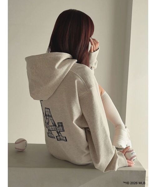RESEXXY（リゼクシー）の「【MLB × New Era × RESEXXY】 SWEAT HOODIE（スウェット・レディース・グレー・FREE）」の4枚目の写真