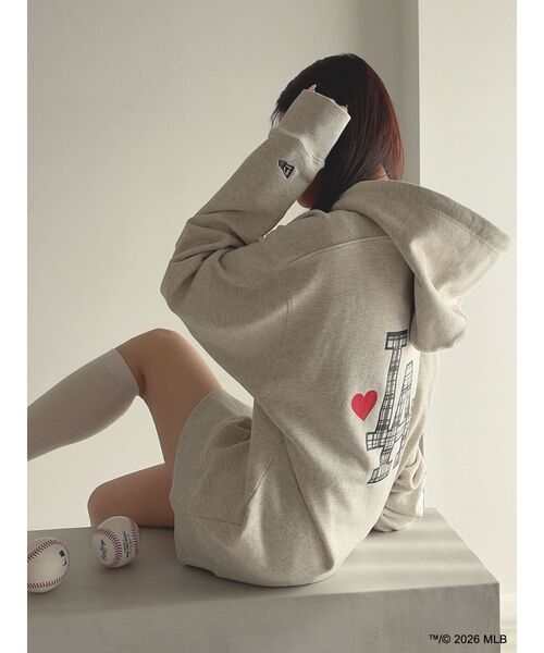 RESEXXY（リゼクシー）の「【MLB × New Era × RESEXXY】 SWEAT HOODIE（スウェット・レディース・グレー・FREE）」の5枚目の写真