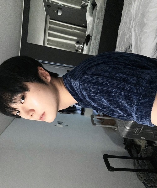 COSYHARU(コシハル)の「ベロアラウンド半袖Tシャツ(Tシャツ/カットソー・メンズ・チャコール/ブラック/ネイビー/ホワイト・LARGE/MEDIUM)」の5枚目の写真