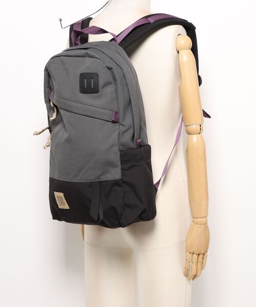 TOPO DESIGNS（トポデザインズ）の「FINEBOYS掲載モデル【TOPO DESIGNS】DAYPACK CLASSIC（バックパック/リュック・レディース・ブラック/グレー・ONE SIZE）」の5枚目の写真