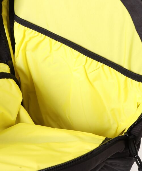 TOPO DESIGNS（トポデザインズ）の「FINEBOYS掲載モデル【TOPO DESIGNS】DAYPACK CLASSIC（バックパック/リュック・レディース・ブラック/グレー・ONE SIZE）」の6枚目の写真