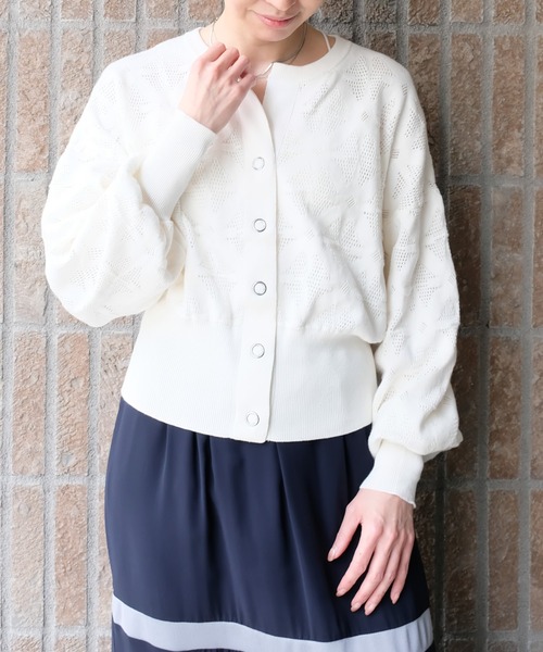DOLLUPOOPS(ドールアップウップス)の「Flower Jacquard Knit Top(フラワージャガードニットトップス)(カーディガン/ボレロ・レディース・オフホワイト・FREE)」の1枚目の写真