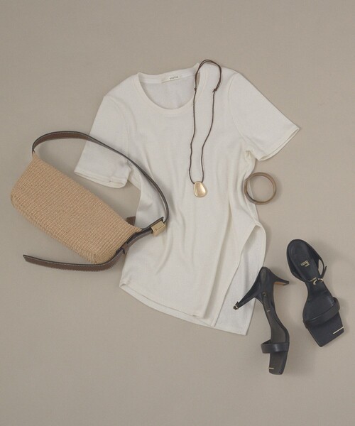 qualite(カリテ)の「【大人ラメ×スリット】ラメテレコTシャツ 春服 夏服 スリット(Tシャツ/カットソー・レディース・ブラック/オフホワイト/ベージュ・フリー)」の5枚目の写真