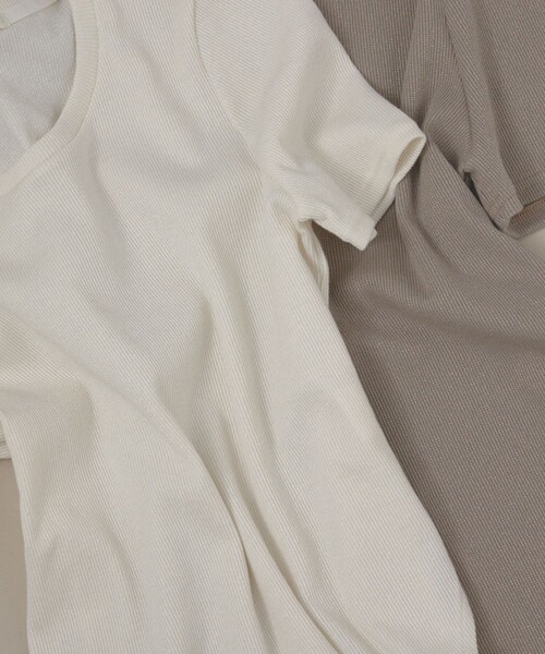 qualite(カリテ)の「【大人ラメ×スリット】ラメテレコTシャツ 春服 夏服 スリット(Tシャツ/カットソー・レディース・ブラック/オフホワイト/ベージュ・フリー)」の9枚目の写真