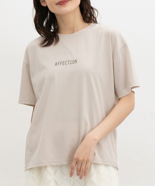 Honeys(ハニーズ)の「【ハニさら・接触冷感・UVカット・遮熱】きれいめロゴTシャツ(Tシャツ/カットソー・レディース・ベージュ/ブラック/モカ/ライトブルー/オフホワイト・LL/S/M/L)」の4枚目の写真