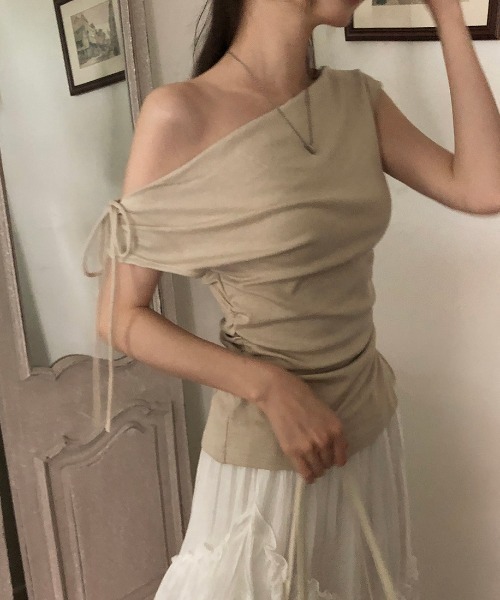 AMAJI(アマジ)の「オフショルダートップス ワンショルダー風 半袖 リボンストラップ フィットシルエット(Tシャツ/カットソー・レディース・ホワイト/ベージュ/ブラック/グレー・FREE)」の4枚目の写真