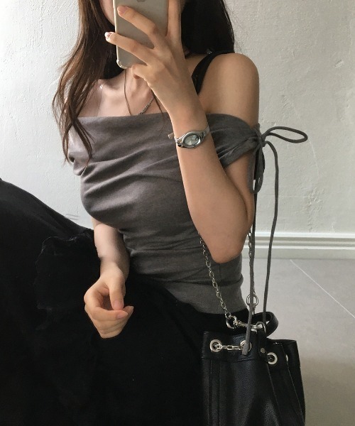 AMAJI(アマジ)の「オフショルダートップス ワンショルダー風 半袖 リボンストラップ フィットシルエット(Tシャツ/カットソー・レディース・ホワイト/ベージュ/ブラック/グレー・FREE)」の3枚目の写真