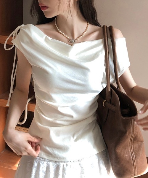 AMAJI(アマジ)の「オフショルダートップス ワンショルダー風 半袖 リボンストラップ フィットシルエット(Tシャツ/カットソー・レディース・ホワイト/ベージュ/ブラック/グレー・FREE)」の1枚目の写真