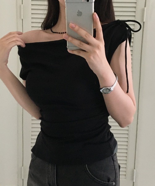 AMAJI(アマジ)の「オフショルダートップス ワンショルダー風 半袖 リボンストラップ フィットシルエット(Tシャツ/カットソー・レディース・ホワイト/ベージュ/ブラック/グレー・FREE)」の2枚目の写真