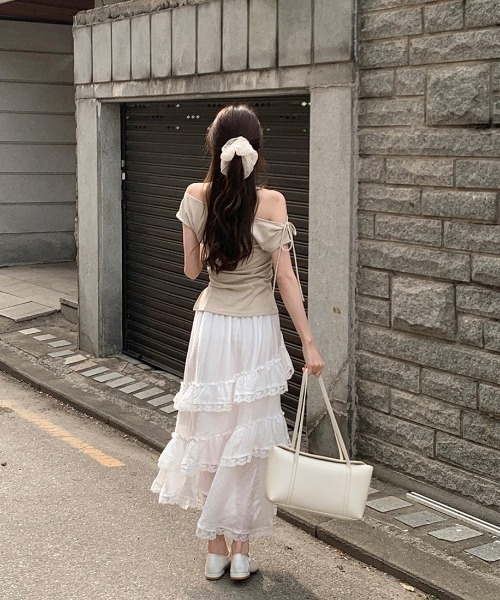 AMAJI(アマジ)の「オフショルダートップス ワンショルダー風 半袖 リボンストラップ フィットシルエット(Tシャツ/カットソー・レディース・ホワイト/ベージュ/ブラック/グレー・FREE)」の5枚目の写真