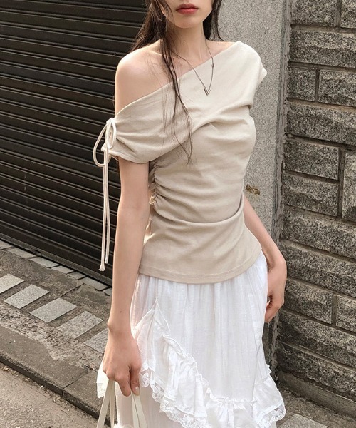 AMAJI(アマジ)の「オフショルダートップス ワンショルダー風 半袖 リボンストラップ フィットシルエット(Tシャツ/カットソー・レディース・ホワイト/ベージュ/ブラック/グレー・FREE)」の6枚目の写真