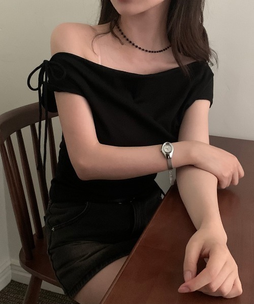 AMAJI(アマジ)の「オフショルダートップス ワンショルダー風 半袖 リボンストラップ フィットシルエット(Tシャツ/カットソー・レディース・ホワイト/ベージュ/ブラック/グレー・FREE)」の7枚目の写真
