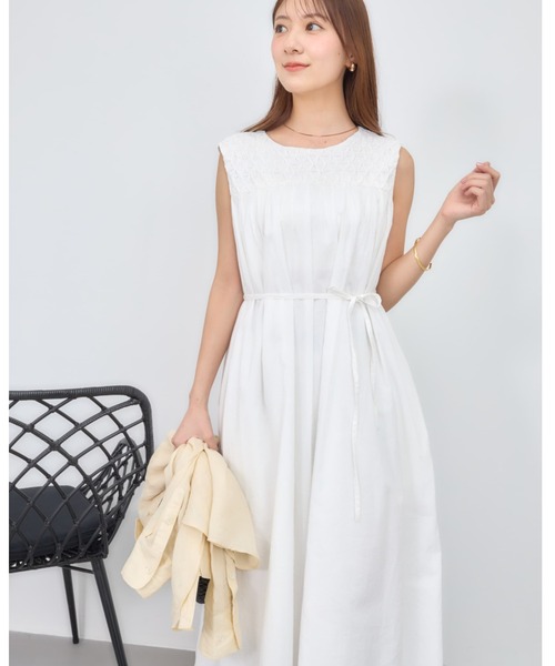 COHINA(コヒナ)の「【Made in India】スモッキングデザインワンピース 【低身長・小柄女性】(ワンピース・レディース・ホワイト/ブラック/レッド・SHORT/REGULAR)」の2枚目の写真