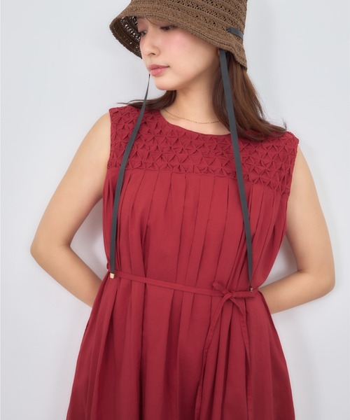 COHINA(コヒナ)の「【Made in India】スモッキングデザインワンピース 【低身長・小柄女性】(ワンピース・レディース・ホワイト/ブラック/レッド・SHORT/REGULAR)」の10枚目の写真