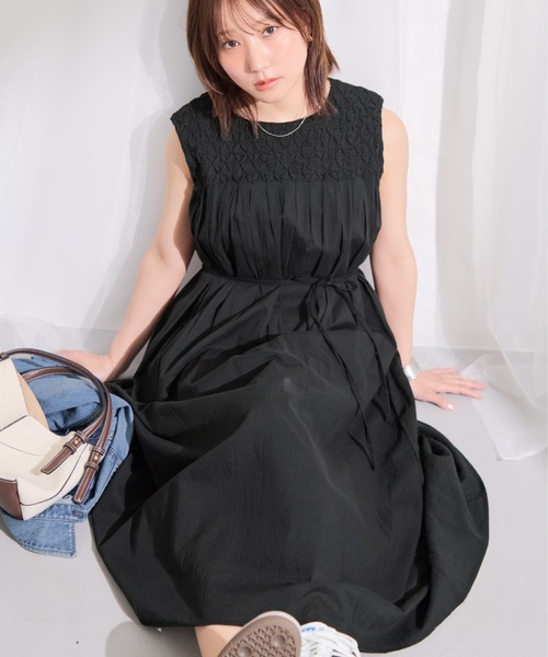COHINA(コヒナ)の「【Made in India】スモッキングデザインワンピース 【低身長・小柄女性】(ワンピース・レディース・ホワイト/ブラック/レッド・SHORT/REGULAR)」の7枚目の写真