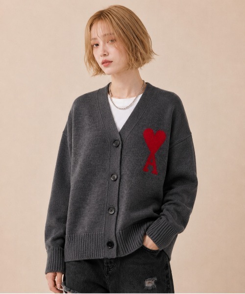 AMI Alexandre Mattiussi(アミアレクサンドルマテュッシ)の「AMI PARIS / AMI BIG HEART LOGO CADIGAN / AMI Paris.01(カーディガン/ボレロ・メンズ・ネイビー/パープル/ホワイト/グレー・LARGE/MEDIUM/SMALL)」の5枚目の写真