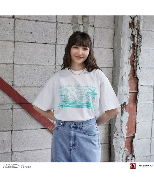 AIR TWOKYO(エアトゥーキョー)の「『ゴジラVSデストロイア』30周年 シーンイラストTシャツ 4(ゴジラJr.)(Tシャツ/カットソー・メンズ・ホワイト/ブラック・MEDIUM/XX-LARGE/X-LARGE/LARGE/SMALL)」の2枚目の写真