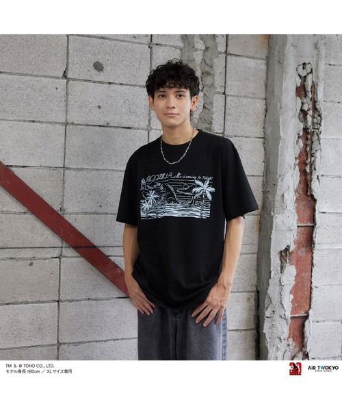 AIR TWOKYO(エアトゥーキョー)の「『ゴジラVSデストロイア』30周年 シーンイラストTシャツ 4(ゴジラJr.)(Tシャツ/カットソー・メンズ・ホワイト/ブラック・MEDIUM/XX-LARGE/X-LARGE/LARGE/SMALL)」の1枚目の写真