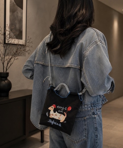 TONE SELECT GOODS(トーンセレクトグッズ)の「LESRIRE / 犬刺繍ミニショルダーバッグ L9310(ショルダーバッグ・レディース・ブラック/ピンク/ブラウン/グリーン/ブルー・FREE)」の1枚目の写真