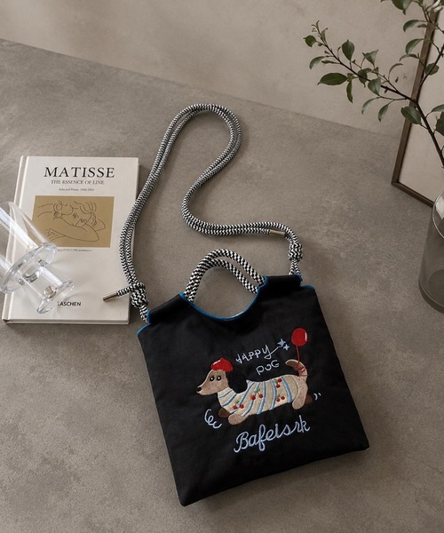TONE SELECT GOODS(トーンセレクトグッズ)の「LESRIRE / 犬刺繍ミニショルダーバッグ L9310(ショルダーバッグ・レディース・ブラック/ピンク/ブラウン/グリーン/ブルー・FREE)」の9枚目の写真