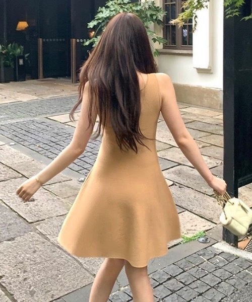 Alvia（アルビア）の「ニットキャミワンピース（ワンピース・レディース・ベージュ/ブラック・M）」の11枚目の写真