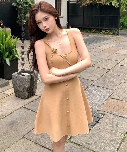 Alvia（アルビア）の「ニットキャミワンピース（ワンピース・レディース・ベージュ/ブラック・M）」の5枚目の写真