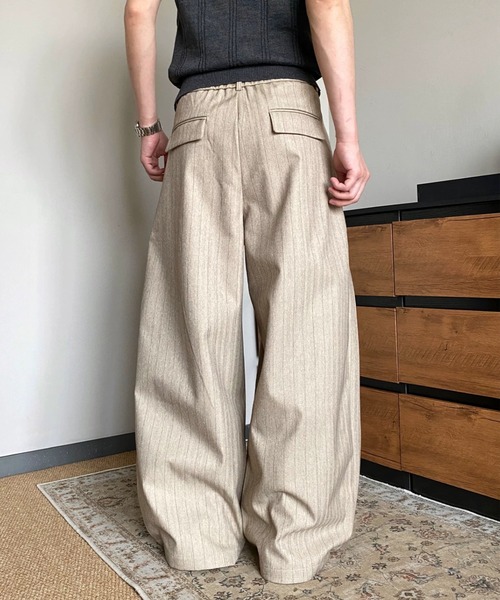FreeZone(フリーゾーン)の「ピンストライプタックワイドパンツ(スラックス・メンズ・ベージュ・L/M/S)」の6枚目の写真