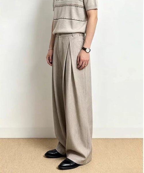 FreeZone(フリーゾーン)の「ピンストライプタックワイドパンツ(スラックス・メンズ・ベージュ・L/M/S)」の3枚目の写真