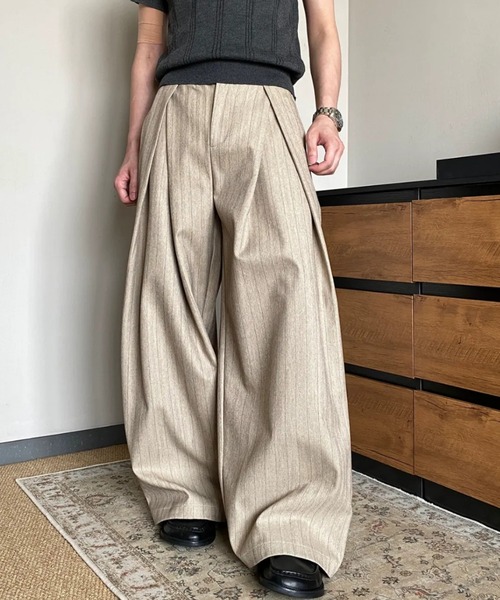FreeZone(フリーゾーン)の「ピンストライプタックワイドパンツ(スラックス・メンズ・ベージュ・L/M/S)」の5枚目の写真
