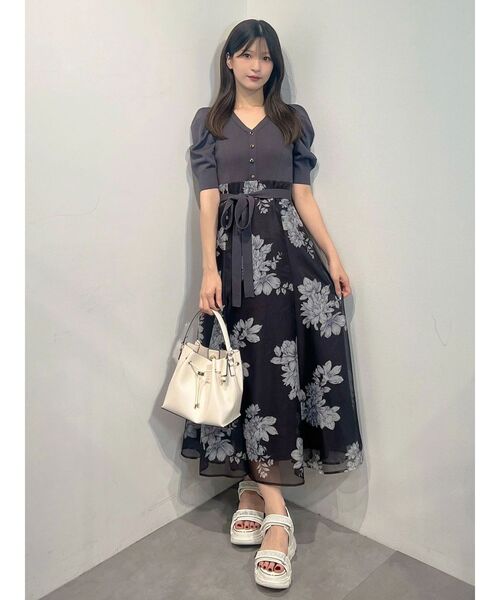 MERCURYDUO(マーキュリーデュオ)の「花柄パワショルニットドッキングワンピース(ワンピース・レディース・ベージュ/チャコールグレー・SMALL/MEDIUM)」の2枚目の写真