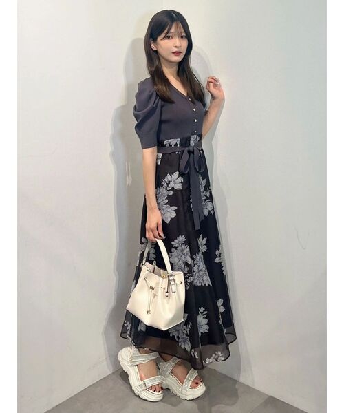 MERCURYDUO(マーキュリーデュオ)の「花柄パワショルニットドッキングワンピース(ワンピース・レディース・ベージュ/チャコールグレー・SMALL/MEDIUM)」の11枚目の写真