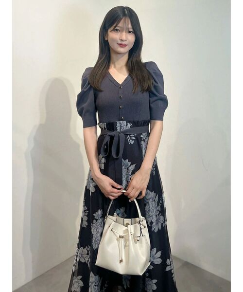 MERCURYDUO(マーキュリーデュオ)の「花柄パワショルニットドッキングワンピース(ワンピース・レディース・ベージュ/チャコールグレー・SMALL/MEDIUM)」の15枚目の写真