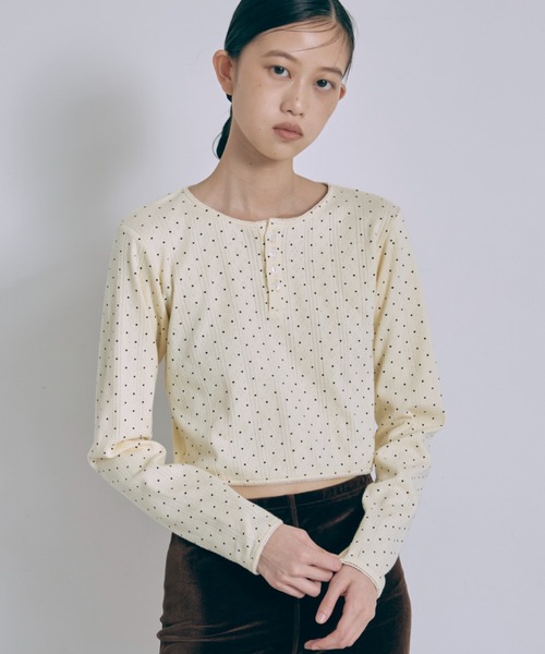 EN NEUME(エンノイム)の「Powder Dot Henley(Tシャツ/カットソー・レディース・ネイビー/イエロー/ブルー/オフホワイト・FREE)」の4枚目の写真