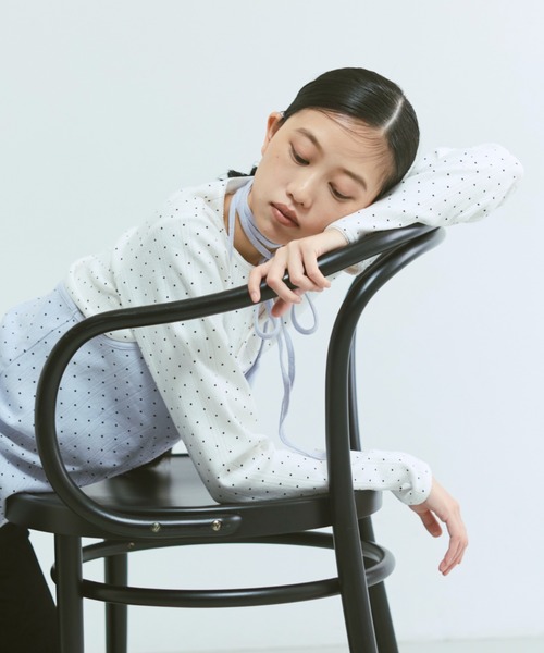 EN NEUME(エンノイム)の「Powder Dot Henley(Tシャツ/カットソー・レディース・ネイビー/イエロー/ブルー/オフホワイト・FREE)」の10枚目の写真